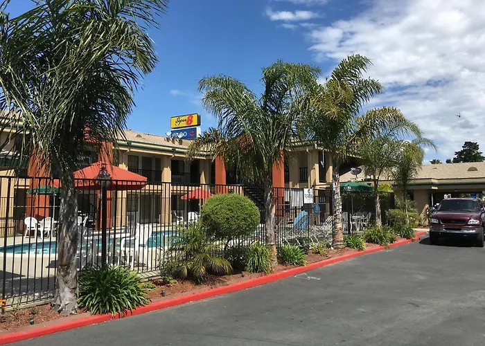 Motel: Super 8 By Wyndham Salinas